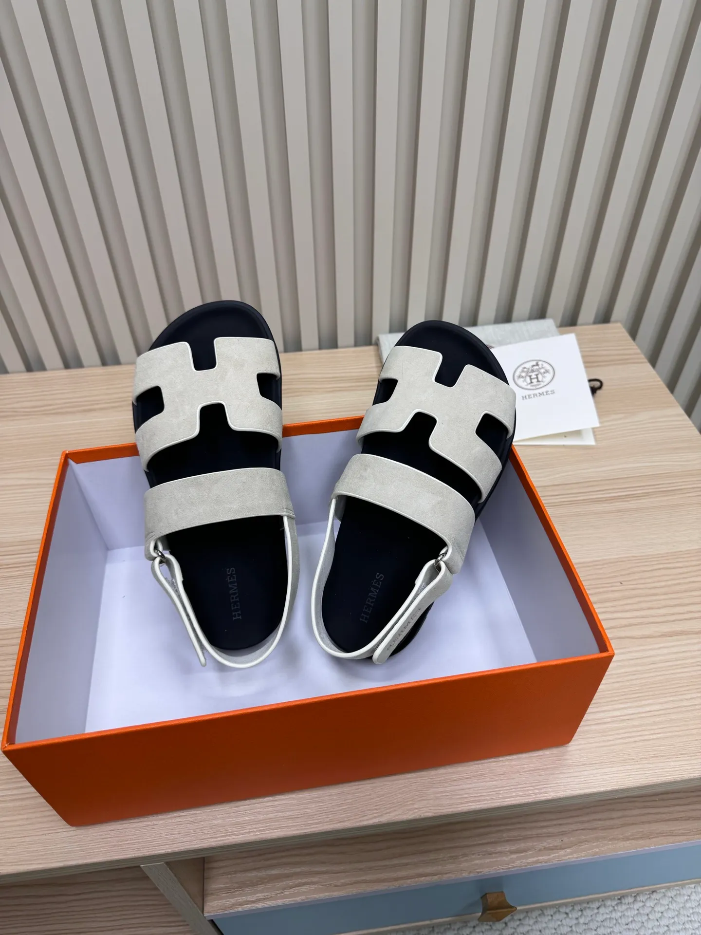 👟👟Ex-factory price 502👟👟Hermes🐎The extremely popular couple’s second uncle slippers/golden sandals and slippers, paired with various colorful socks, are so trendy!  ———————— Upper: imported cowhide/sheep leather/cloth/palmprint leather lining: imported cowhide/sheepskin outsole: Tpu non-slip and wear-resistant outsole Female size: 35-42 (40.41.42 non-returnable and non-exchangeable) Male code: 39-45 (45 non-returnable and non-exchangeable)